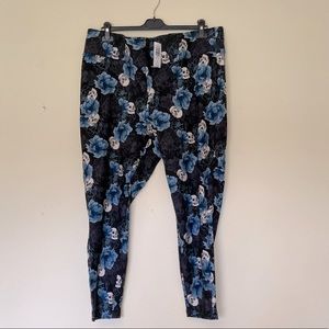 NWT Torrid Slim Fix Pixie Pant w Skulls, size 3